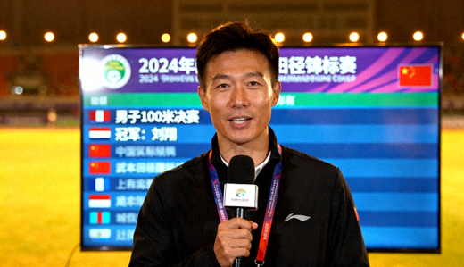 体育资讯发布现场的记者与赛事信息展示屏