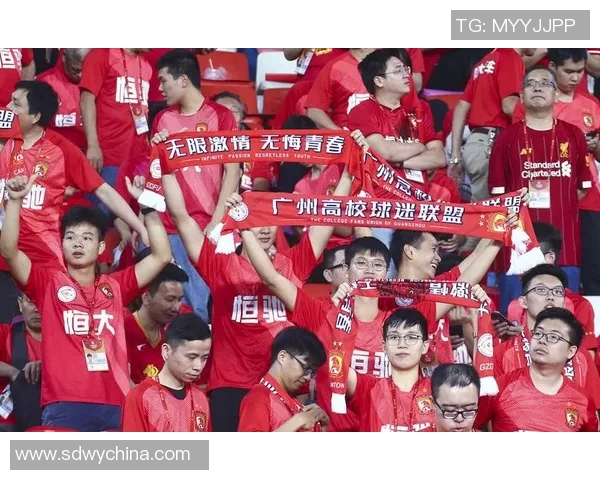广州足球队比赛经验引发热议球迷对战术选择和临场表现展开激烈讨论